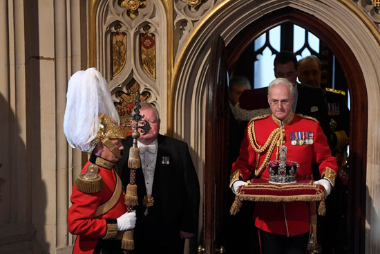 التاج-الملكى-يصل-لمقر-البرلمان-البريطانى