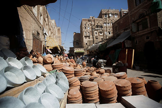 أوانى الفخار فى أحد الأسواق فى الحى القديم فى صنعاء