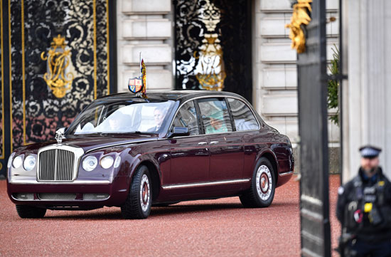 سيارة-الملكة-إليزابيث-تصل-لمقر-البرلمان