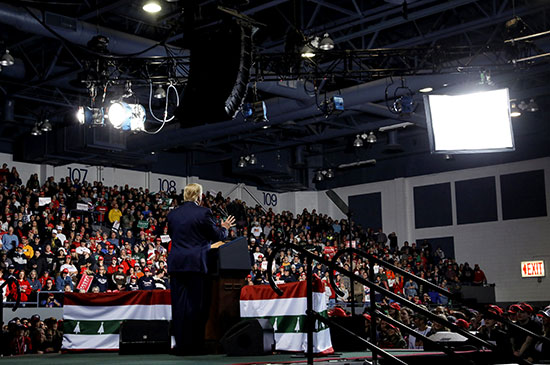 الرئيس ترامب يتحدث إلى المؤيدين خلال تجمع حاشد في ولاية ميشيجان