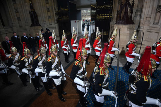 أفراد-من-سلاح-الفرسان-الأسري-يتقدمون-عبر-مدخل-السيادة-قبل-الافتتاح-الرسمي-للبرلمان