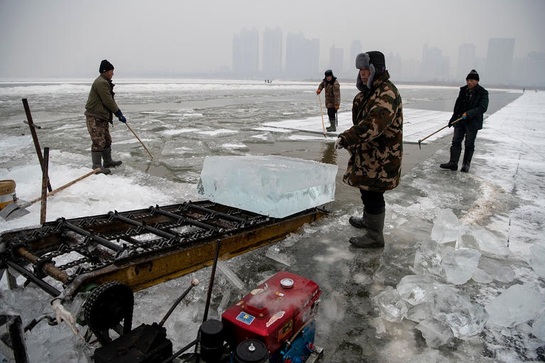 آلات سحب الجليد من نهر سونجهوا الجليدى