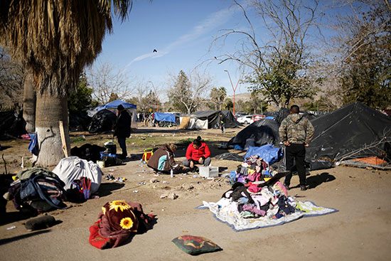 الأسر المكسيكية  التي تفر من العنف في مسقط رأسها وتعيش حاليا بالقرب من جسر عبور الحدود الدولي في قرطبة