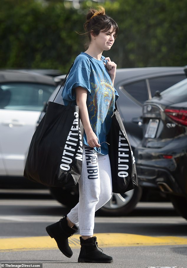 سيلينا جوميز بملابس بسيطة أثناء التسوق