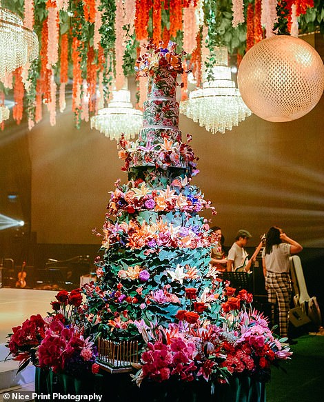 21221216-7682777-The_towering_eight_tier_floral_cake_was_made_by_Aileen_Conde_fro-a-6_1575022442782
