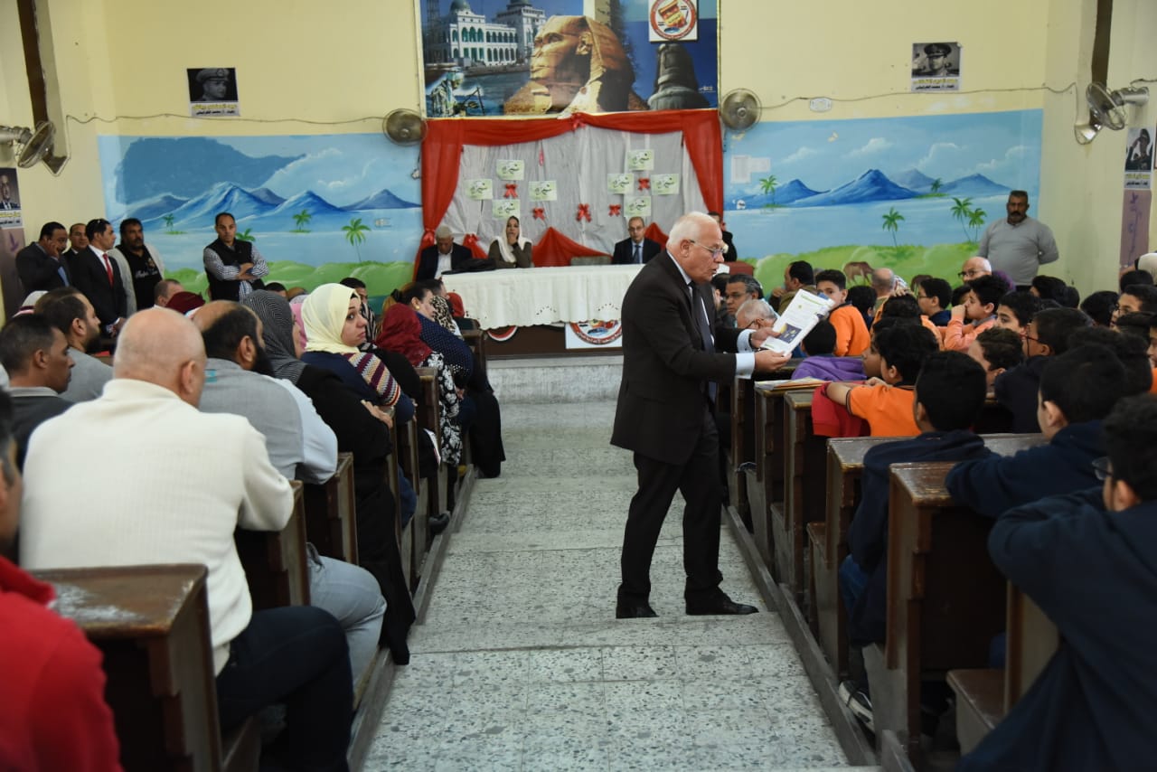 محافظ بورسعيد خلال لقائه بطلاب مدرسة بورسعيد الإعدادية بنين (1)