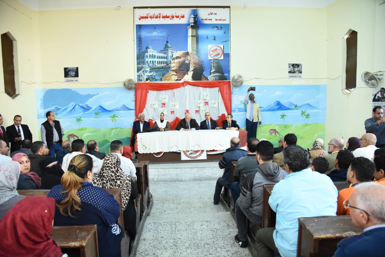 محافظ بورسعيد خلال لقائه بطلاب مدرسة بورسعيد الإعدادية بنين (3)