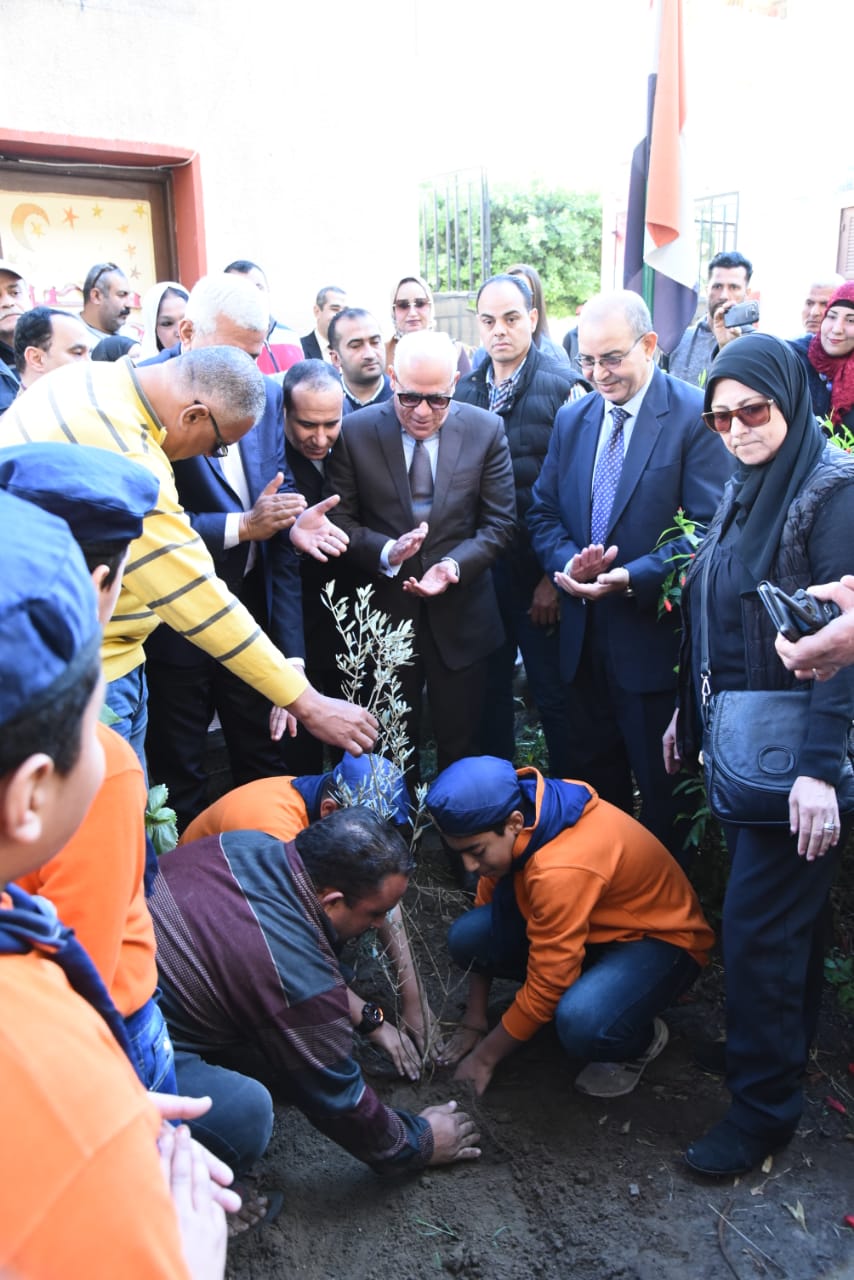 محافظ بورسعيد يطلق مبادرة أزرع شجرة بالمدارس (5)