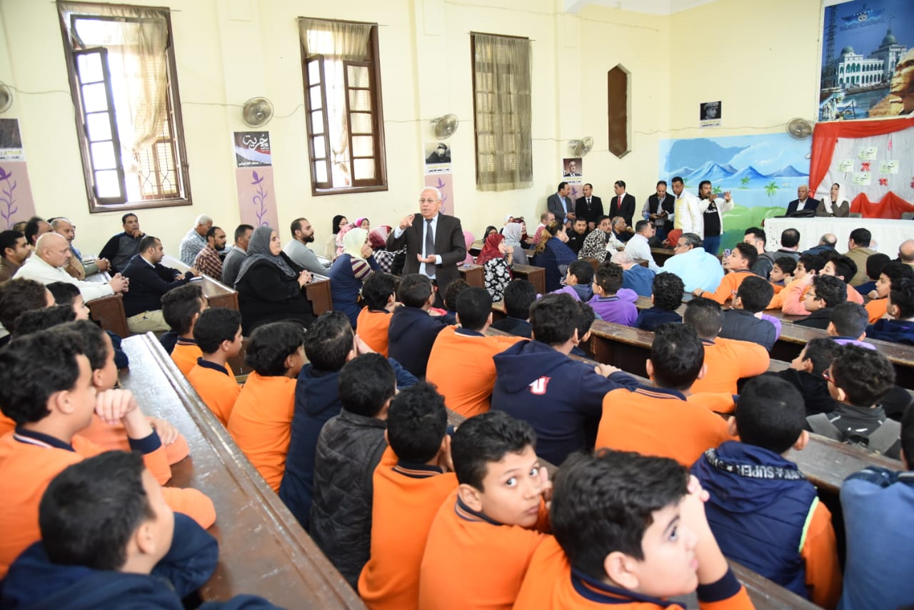محافظ بورسعيد خلال لقائه بطلاب مدرسة بورسعيد الإعدادية بنين (2)