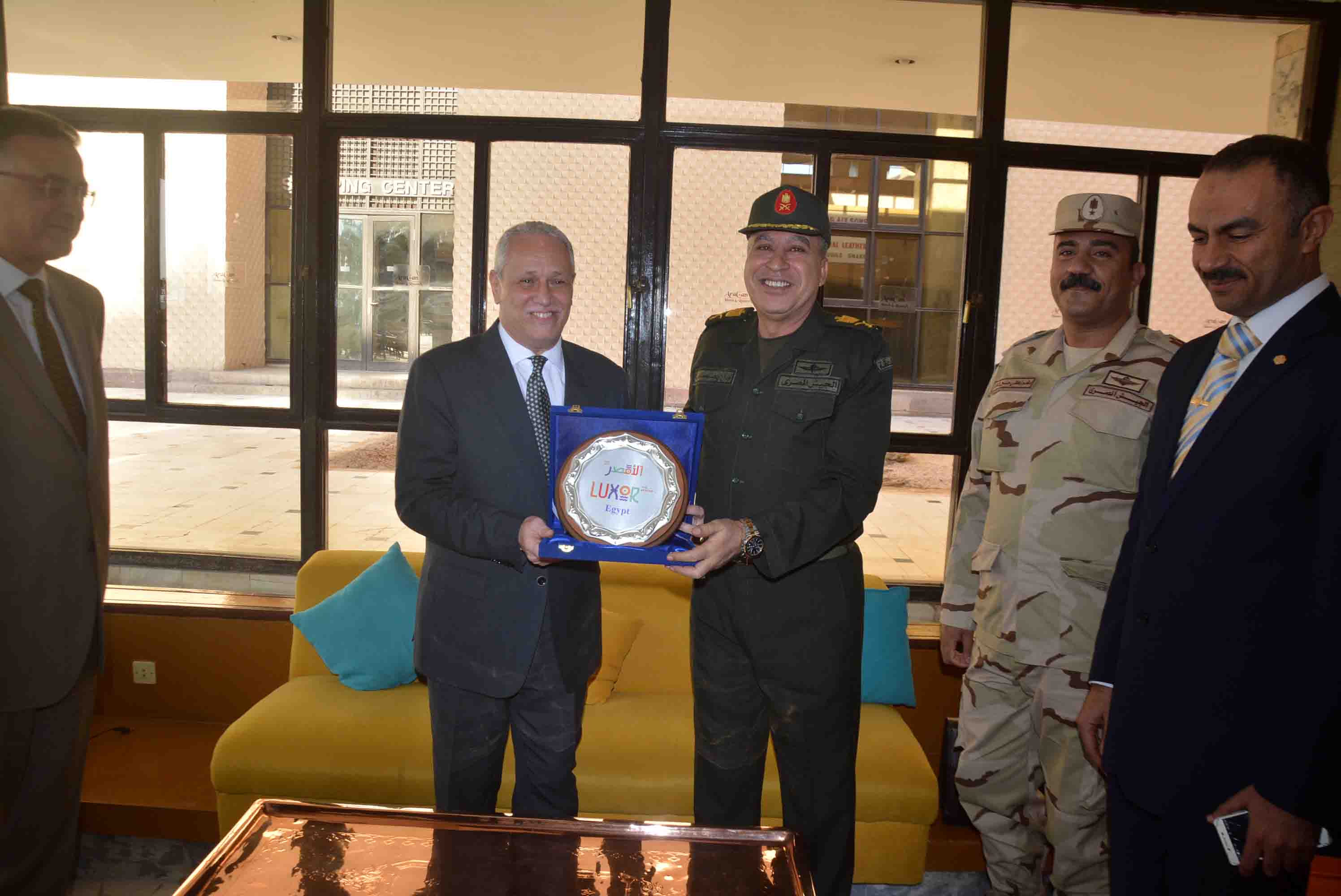 محافظ الأقصر يلتقي فود من دارسي دورة الدفاع الوطني بأكاديمية ناصر العسكرية (1)