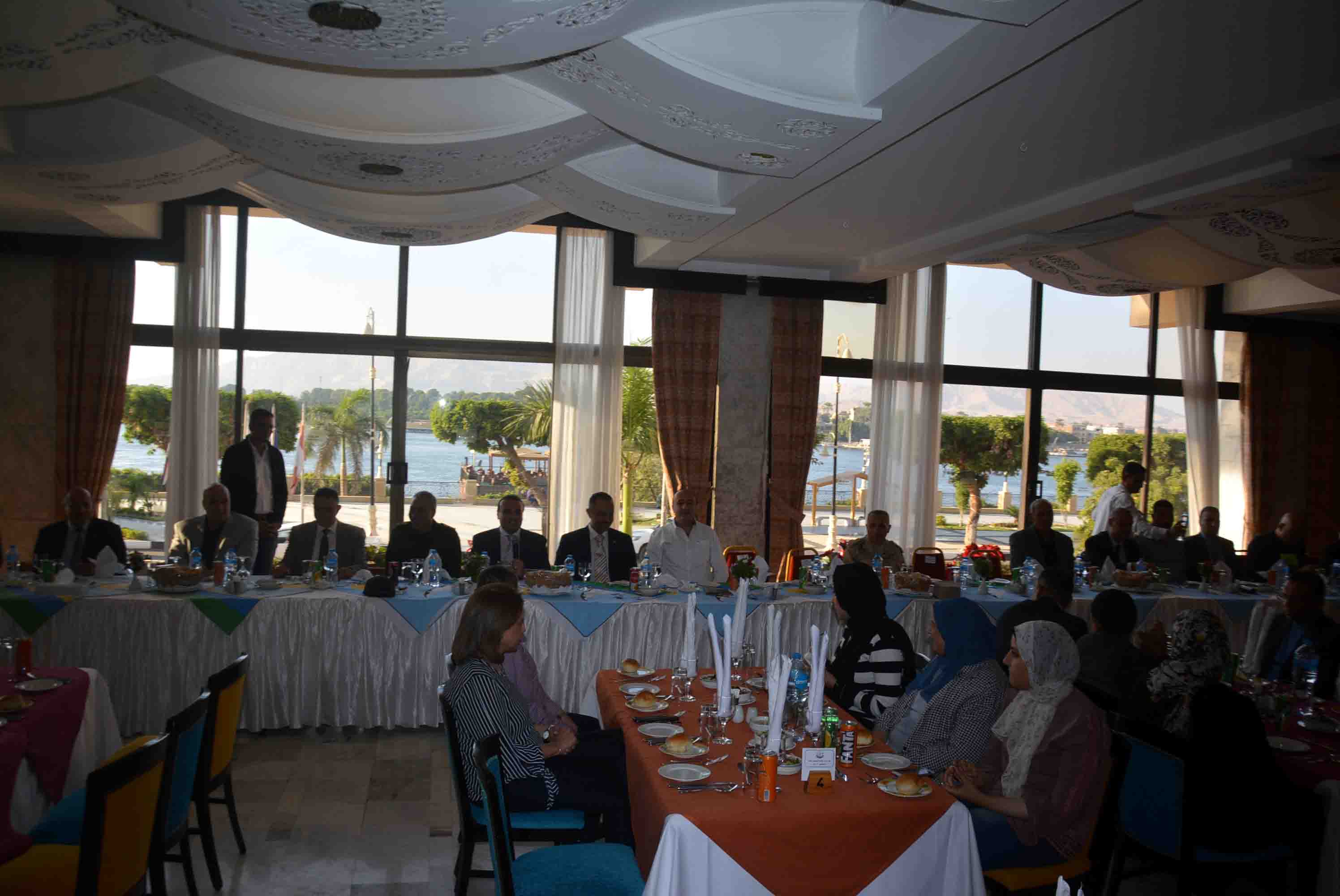 محافظ الأقصر يلتقي فود من دارسي دورة الدفاع الوطني بأكاديمية ناصر العسكرية (3)