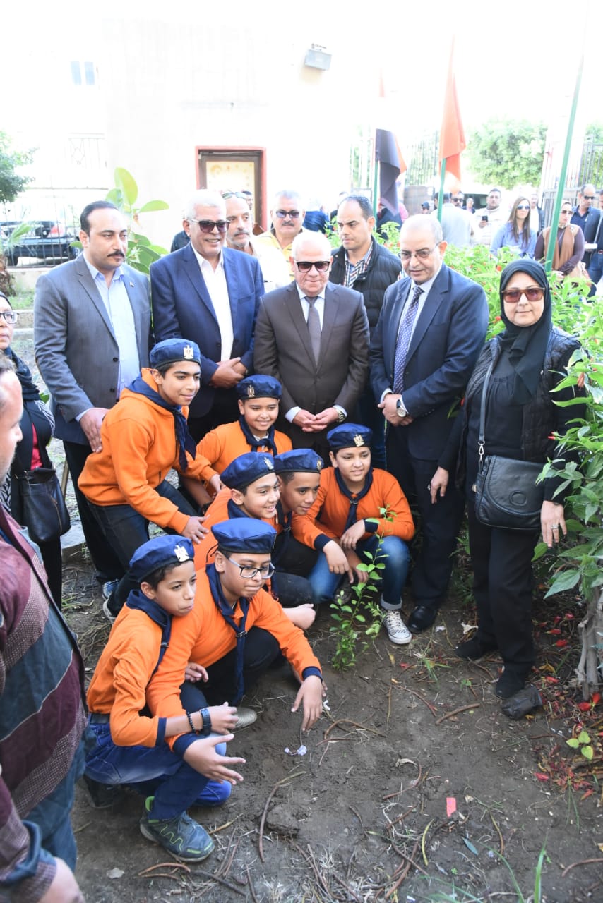 محافظ بورسعيد يطلق مبادرة أزرع شجرة بالمدارس (4)