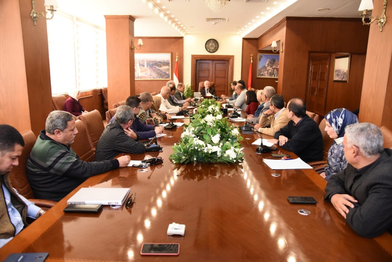  محافظ بورسعيد يجتمع مع رؤساء الأحياء لمتابعة  الموقف التنفيذى لعدد من الملفات المطروحة (1)