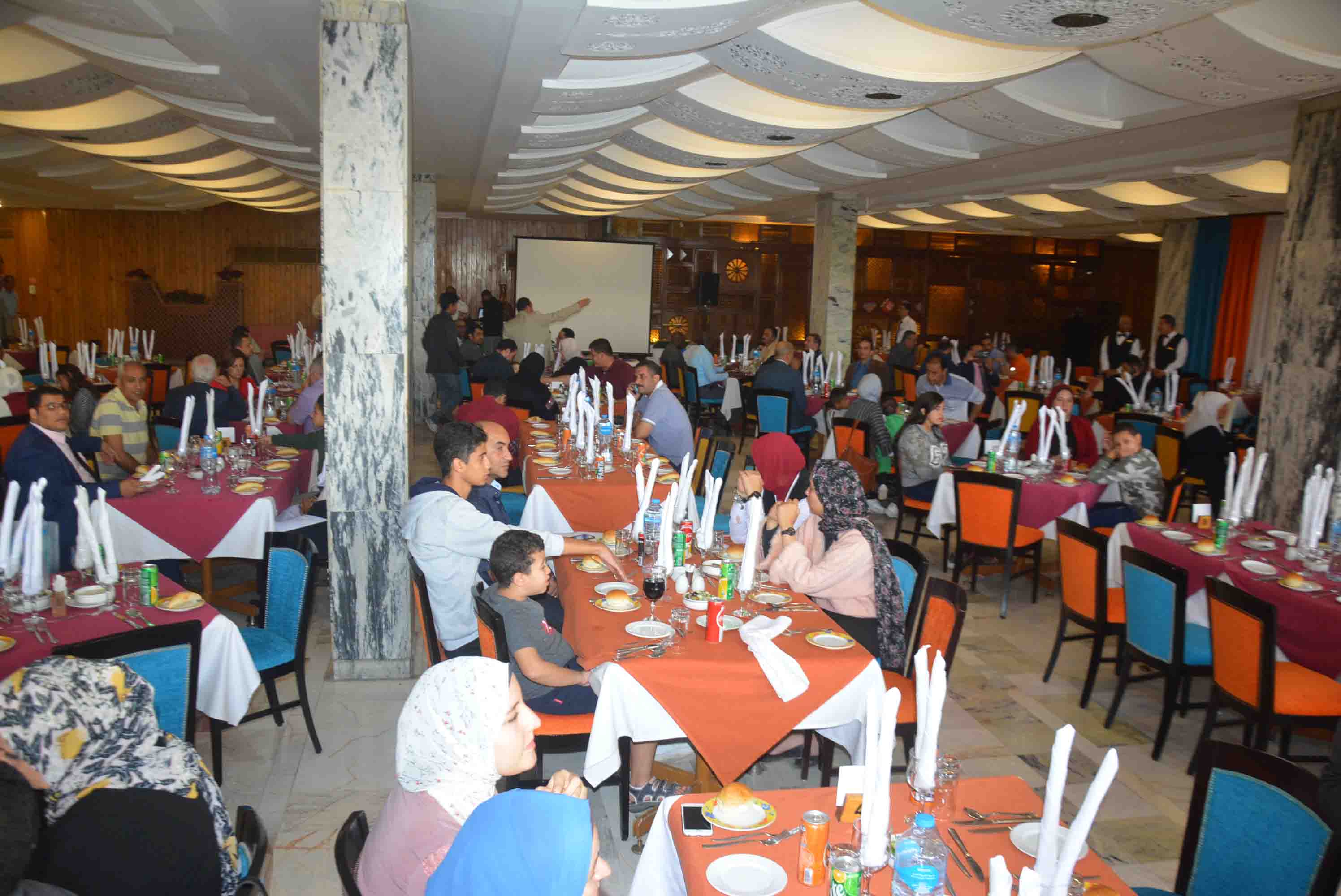 محافظ الأقصر يلتقي فود من دارسي دورة الدفاع الوطني بأكاديمية ناصر العسكرية (2)