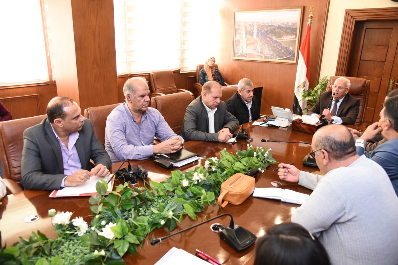  محافظ بورسعيد يجتمع مع رؤساء الأحياء لمتابعة  الموقف التنفيذى لعدد من الملفات المطروحة (2)