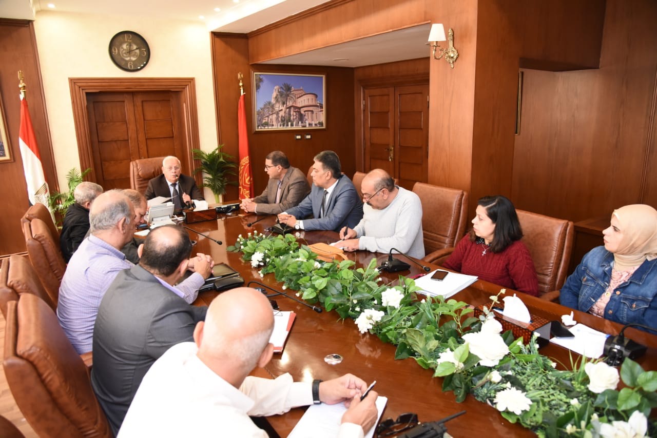  محافظ بورسعيد يجتمع مع رؤساء الأحياء لمتابعة  الموقف التنفيذى لعدد من الملفات المطروحة (4)