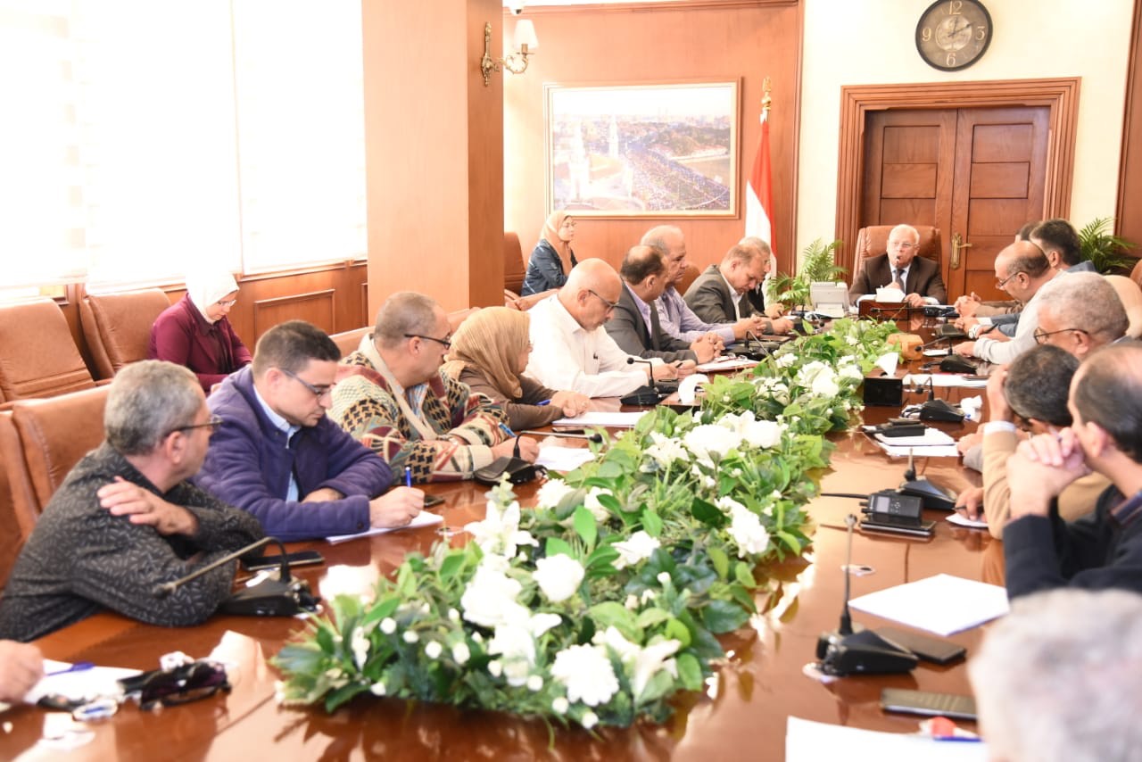  محافظ بورسعيد يجتمع مع رؤساء الأحياء لمتابعة  الموقف التنفيذى لعدد من الملفات المطروحة (3)