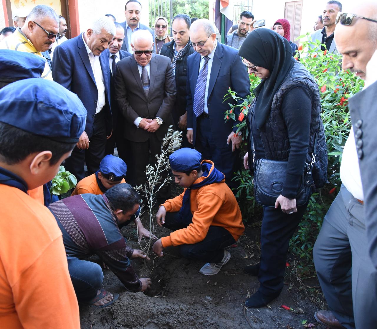 محافظ بورسعيد يطلق مبادرة أزرع شجرة بالمدارس (3)
