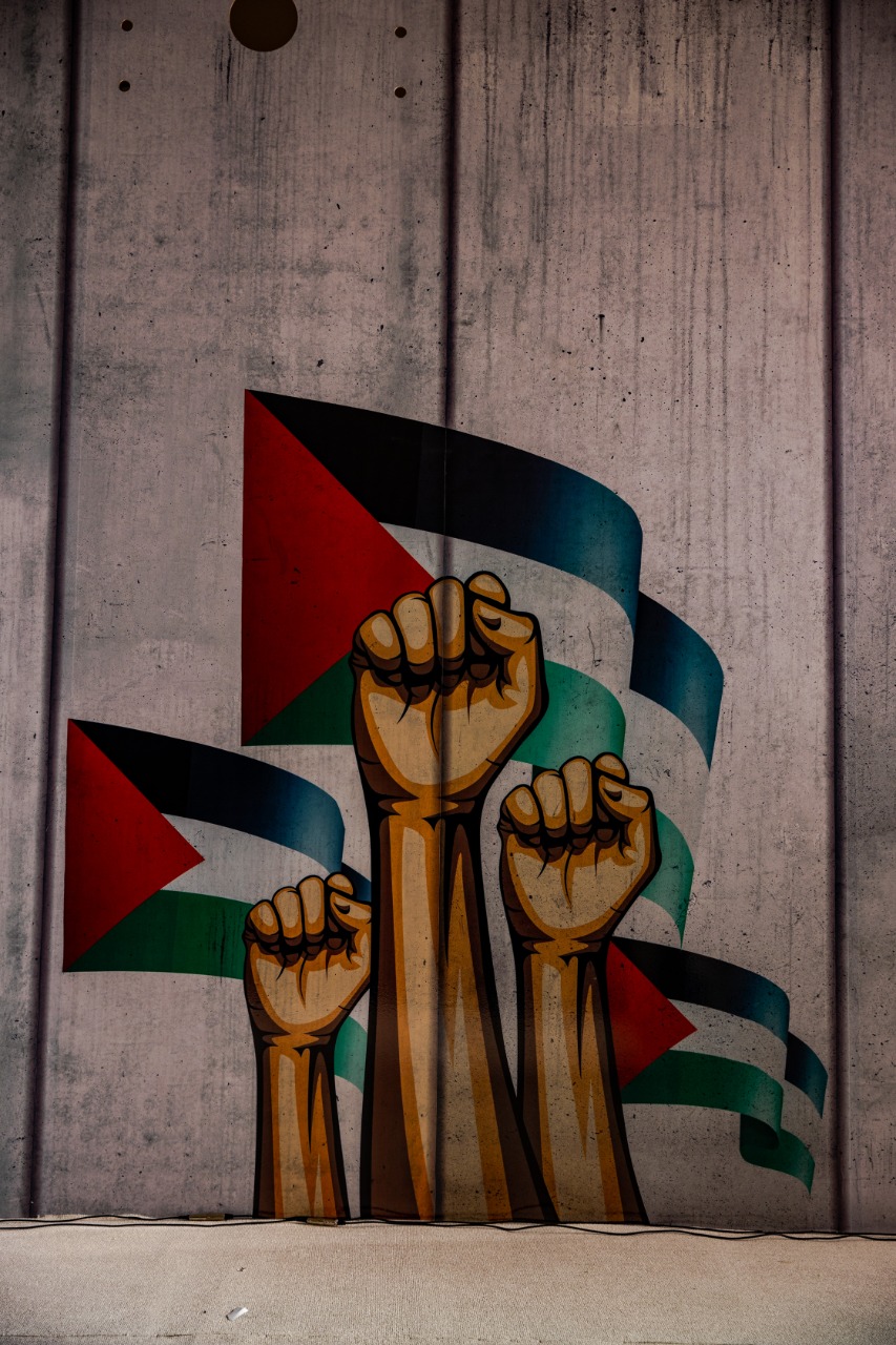 جدار الفصل العنصري وأعلام فلسطين تزين منصة مؤتمر مؤسسة الفكر العربي
