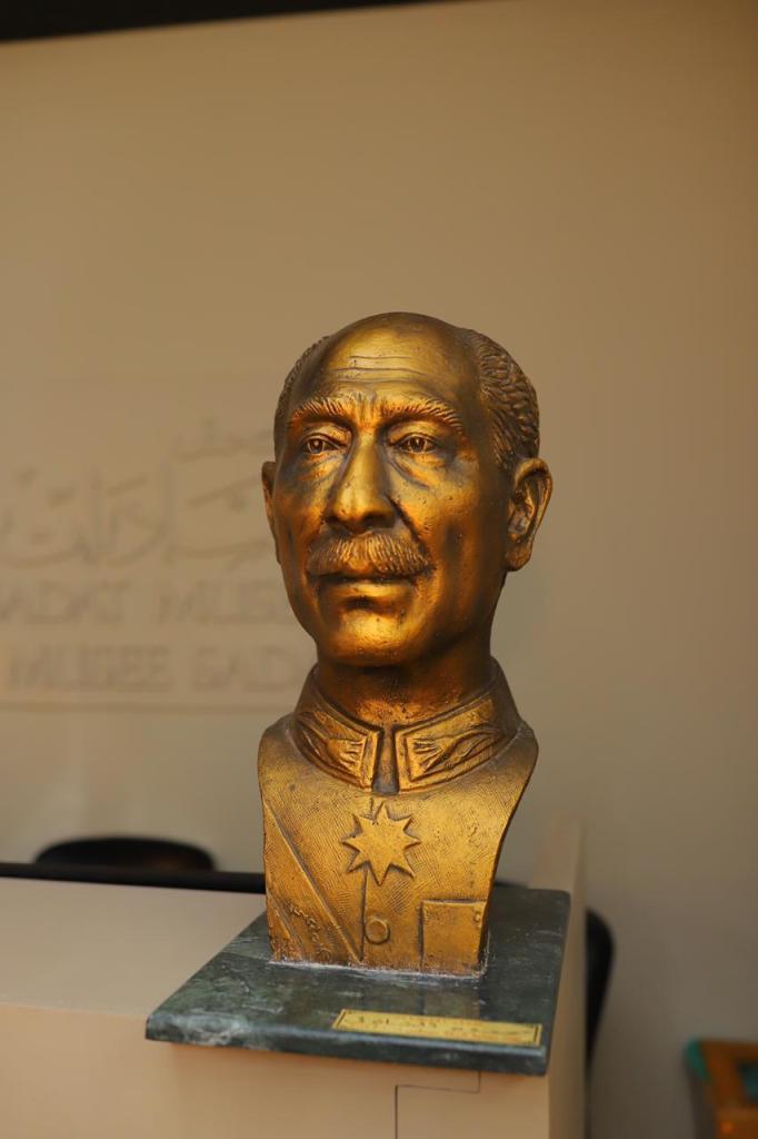 رئيس جامعة أسيوط يكرم طالب الفنون الجميلة صانع تمثال السادات (11)