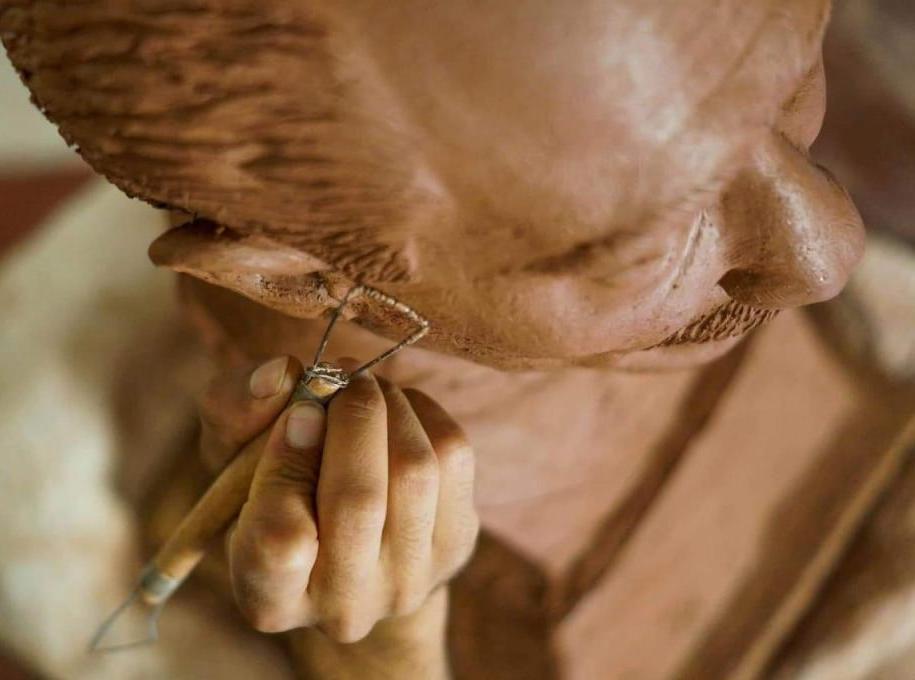 رئيس جامعة أسيوط يكرم طالب الفنون الجميلة صانع تمثال السادات (7)