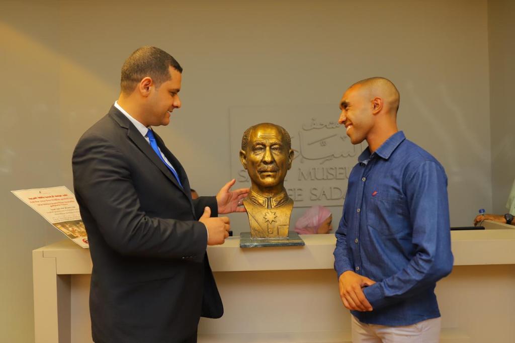 رئيس جامعة أسيوط يكرم طالب الفنون الجميلة صانع تمثال السادات (10)