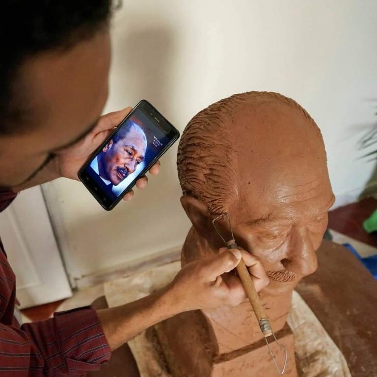 رئيس جامعة أسيوط يكرم طالب الفنون الجميلة صانع تمثال السادات (17)