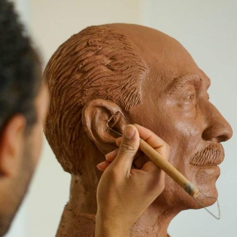 رئيس جامعة أسيوط يكرم طالب الفنون الجميلة صانع تمثال السادات (16)