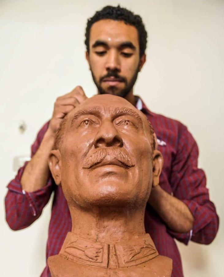 رئيس جامعة أسيوط يكرم طالب الفنون الجميلة صانع تمثال السادات (15)