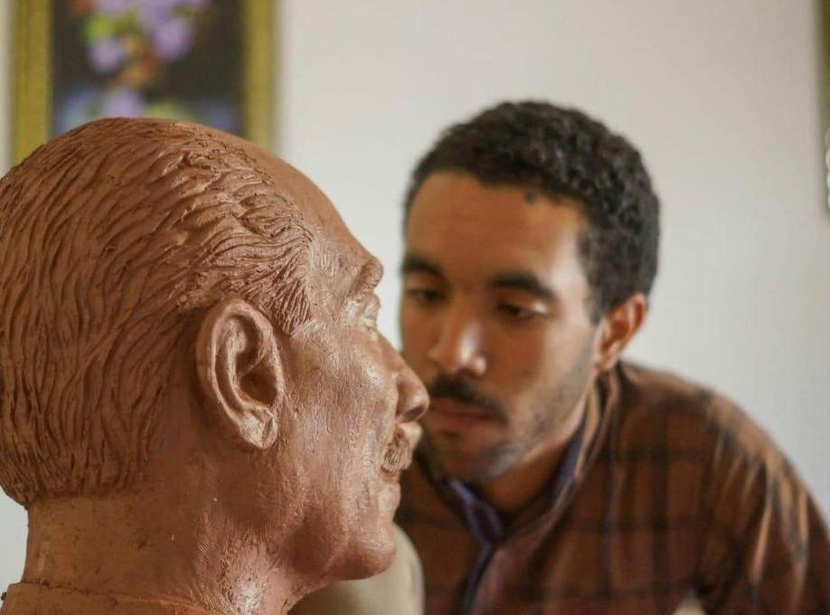 رئيس جامعة أسيوط يكرم طالب الفنون الجميلة صانع تمثال السادات (9)