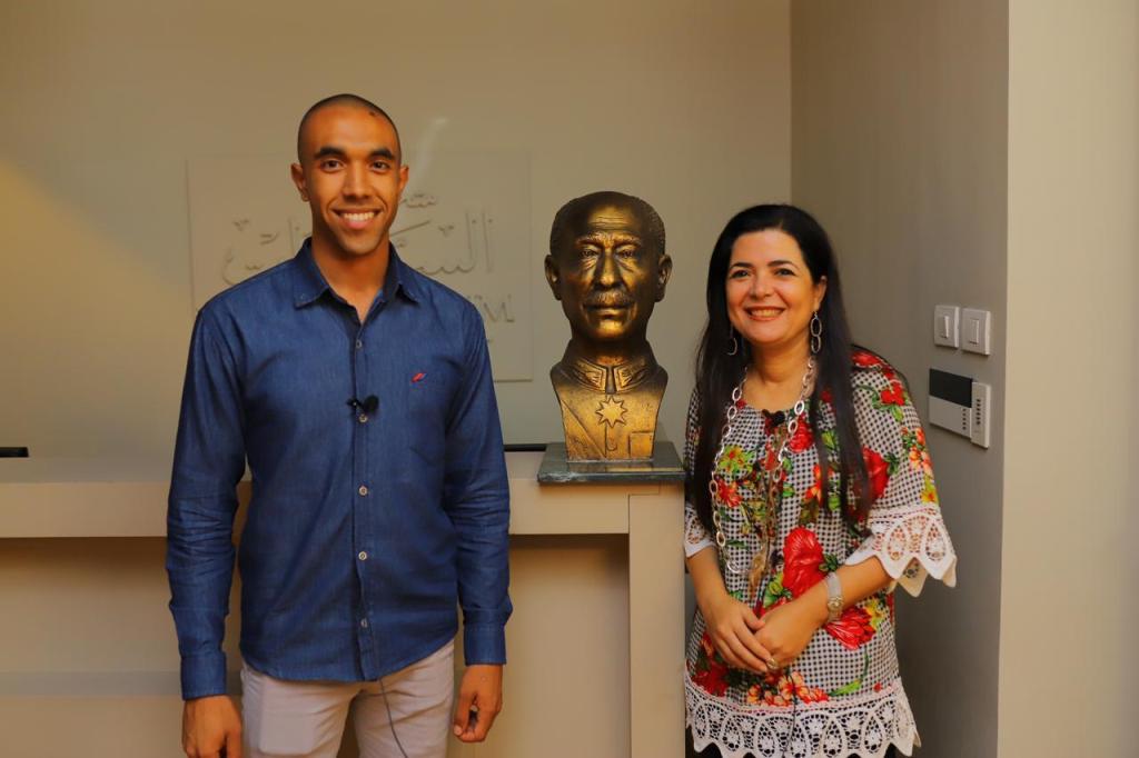 رئيس جامعة أسيوط يكرم طالب الفنون الجميلة صانع تمثال السادات (6)