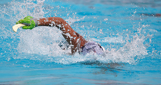 خلال منافسات السباحة