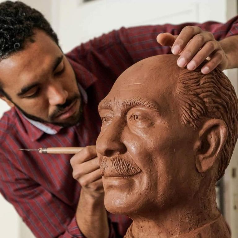 رئيس جامعة أسيوط يكرم طالب الفنون الجميلة صانع تمثال السادات (5)