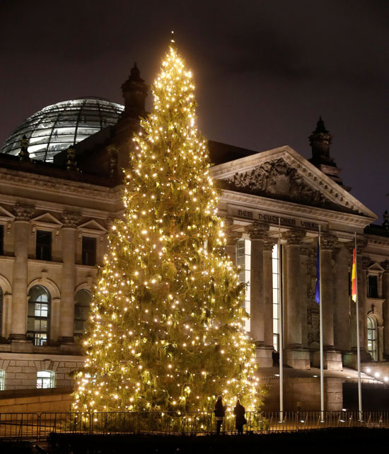 اضاءة شجرة عيد الميلاد بألمانيا