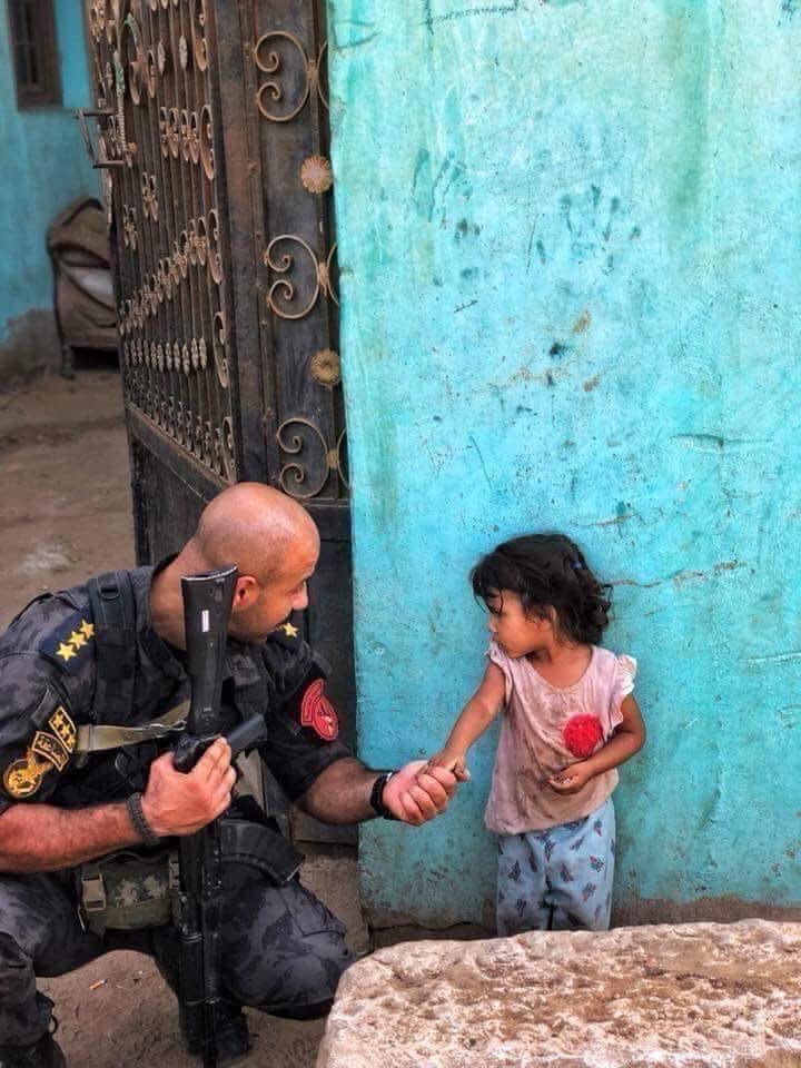 ضابط يطمئن طفلة