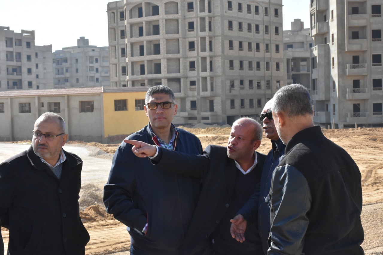 مساعد نائب رئيسهيئة المجتمعات العمرانية يتفقد المشروعات الجاري تنفيذها بمدينة القاهرة الجديدة (2)