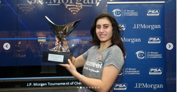 نور الشربيني مع كأس بطولة جي بي مورجان