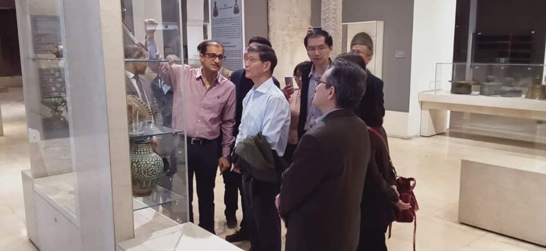 خلال زيارة سفير الصين لمتحف الفن الإسلامى (3)