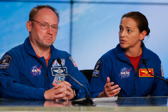 بكاء أحد رواد الفضاء خلال المؤتمر