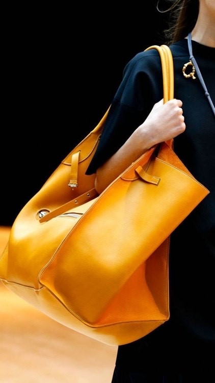 حقيبة جلد صفراء 