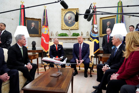 اجتماع الرئيس الأمريكى بالنائب الديمقراطى المنشق