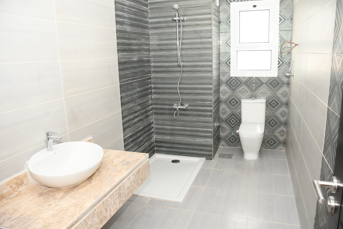 تم الاستعانة بأفضل أدوات التشطيب من سيراميك وبورسلين ودهانات وخلافة