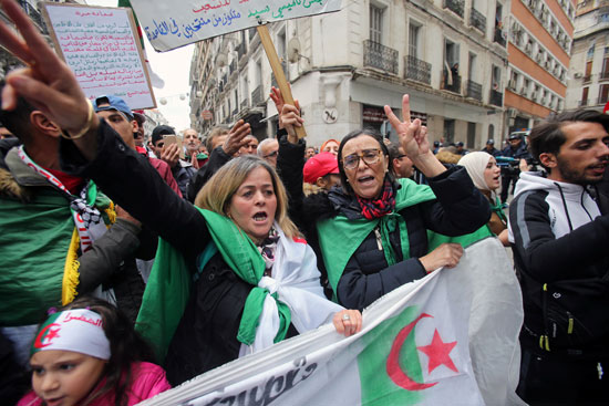 سيدات يشاركن فى الاحتجاج