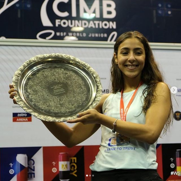هانيا الحمامي ودرع بطولة العالم الفردية للناشئات