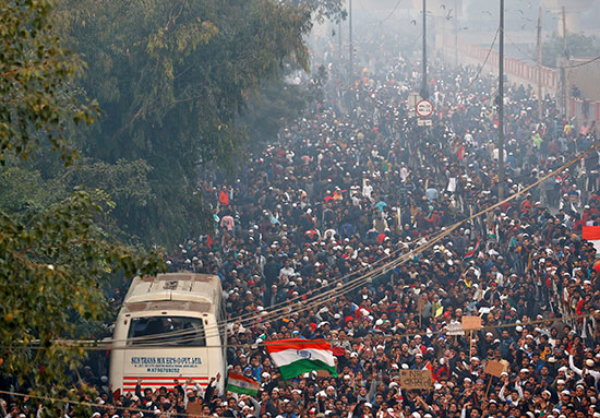 حشود المواطنون المعترضون على قانون الجنسية الجديد فى الهند