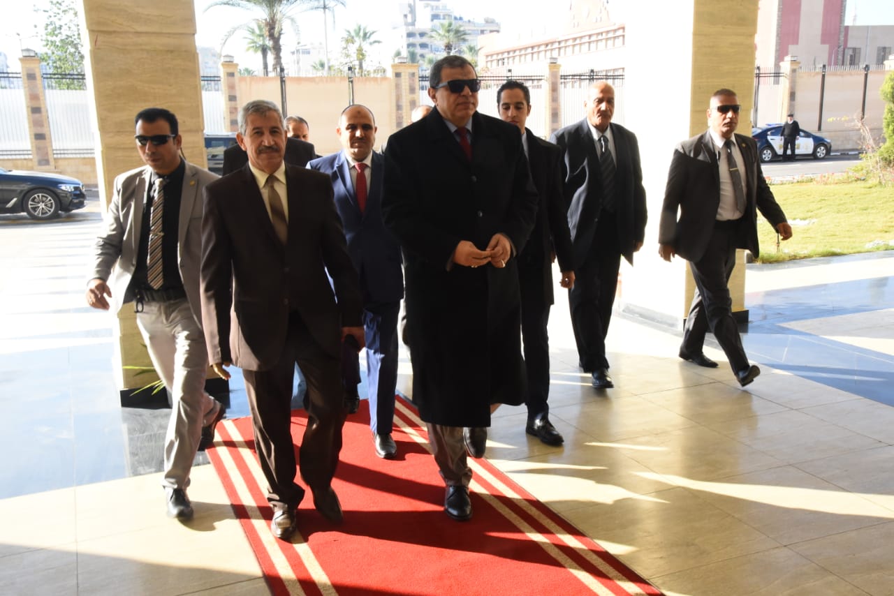 محافظ بورسعيد يستقبل وزير القوي العاملة لإطلاق مبادرة مصر أمانة بين إيديك (2)