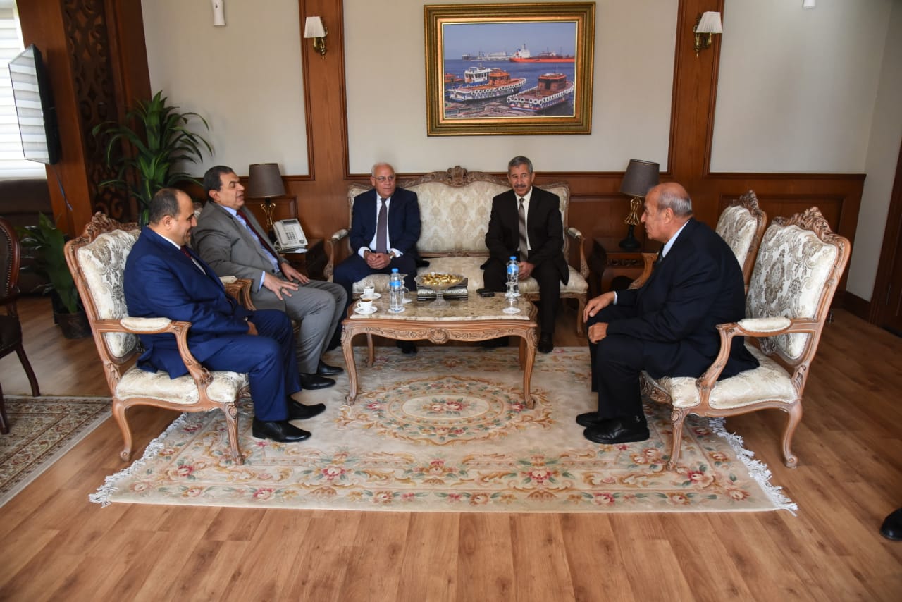 محافظ بورسعيد يستقبل وزير القوي العاملة لإطلاق مبادرة مصر أمانة بين إيديك (1)