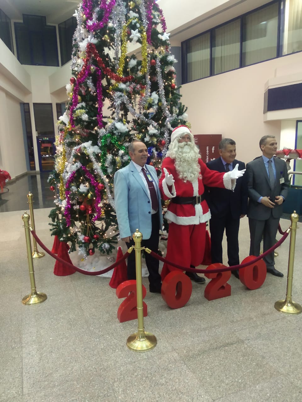 سائح بلجيكى يصل مرسى علم مرتدياً ملابس بابا نويل لقضاء احتفالات الكريسماس (1)