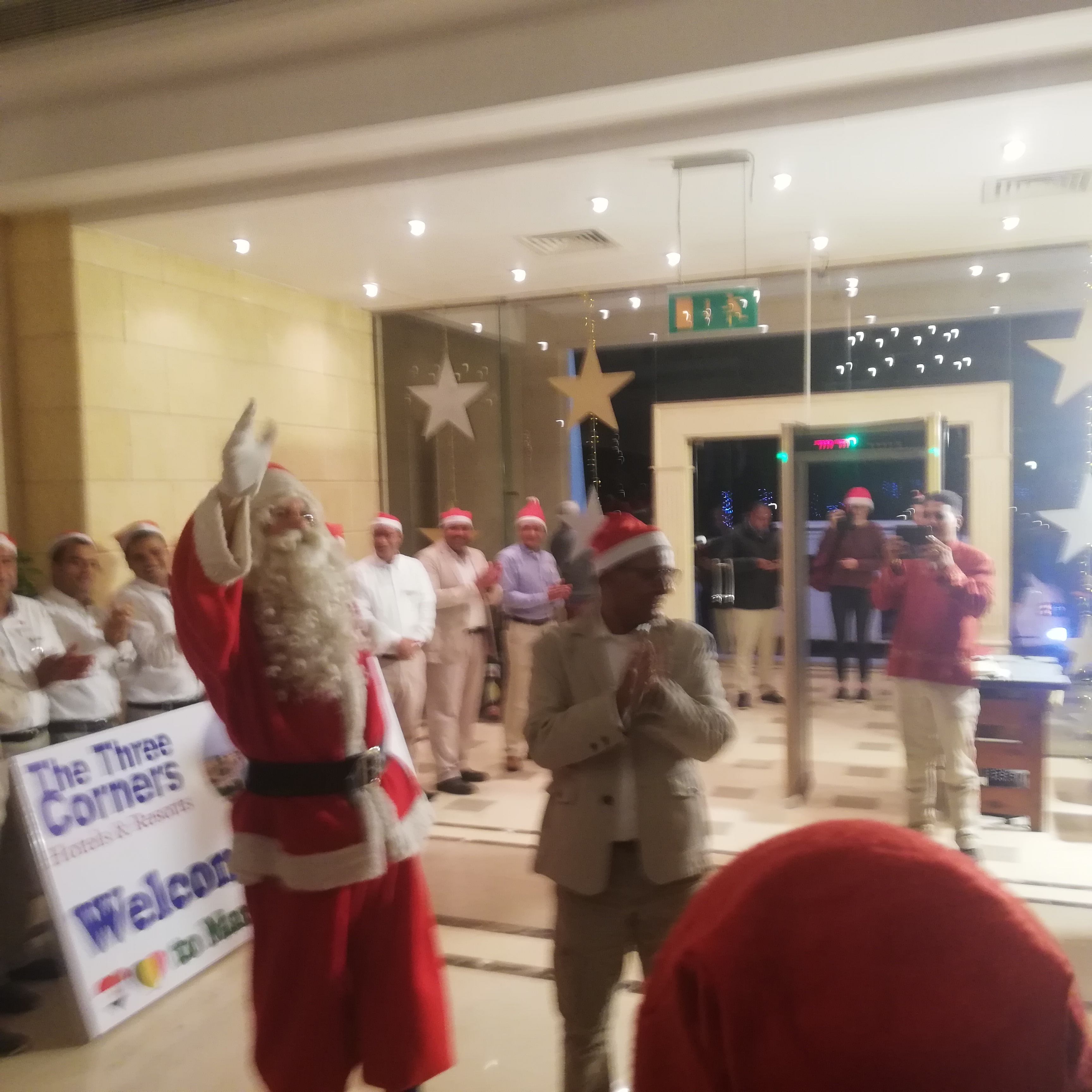 سائح بلجيكى يصل مرسى علم مرتدياً ملابس بابا نويل لقضاء احتفالات الكريسماس (5)