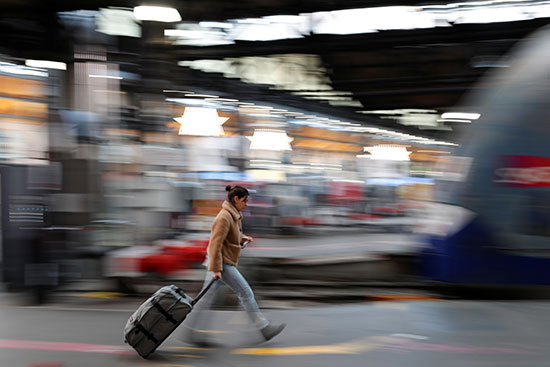 يسارع المسافرون إلى ركوب قطار في محطة سان لازار للسكك الحديدية خلال إضراب من جميع نقابات عمال SNCF